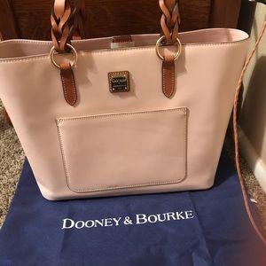 Dooney & Bourke Tote! Perfect for spring and summer